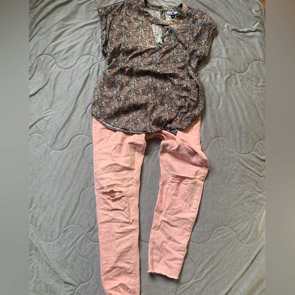 Styled outfit! Baby pink jeans and floral blouse